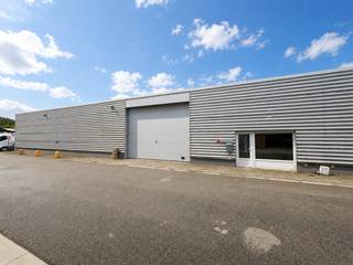 <p>Dit verzorgde magazijn van 600 m² beschikt over een inpandige kantoorruimte van ± 25 m² en 3 parkeerplaatsen. Het pand ligt op een afgesloten bedrijfsterrein met camerabewaking en nachtverlichting.</p>
<p>Het magazijn is toegankelijk via een elektrische sectionaalpoort en is voorzien van verlichting en individuele verwarming op aardgas. Daarnaast beschikt het gebouw over een automatische blusinstallatie en rookdetectie — een uitrusting die je in dit segment zelden terugvindt en die de brandverzekering van de huurder gevoelig kan drukken.</p>
<p>De algemene maandelijkse kosten bedragen € 280 en omvatten het opruimen van het gemeenschappelijk terrein en de parking, het onderhoud van de groenzones, de nachtverlichting en camerabewaking, en het onderhoud van de daken en de automatische toegangspoort.</p>
<p>Interesse? Contacteer Structura.biz voor een bezoek ter plaatse!</p>