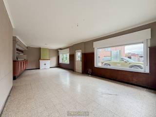 VEELZIJDIGE WONING met GEMENGDE FUNCTIE, gelegen in het CENTRUM van Zulte, met winkels, scholen en openbaar vervoer op WANDELAFSTAND. Dankzij de CENTRALE LIGGING en VLOTTE BEREIKBAARHEID vormt deze eigendom de IDEALE UITVALSBASIS voor wie WONEN en WERKEN wenst te combineren. De woning beschikt over een FLEXIBELE INDELING met tal van INVULLINGSMOGELIJKHEDEN. Extra troeven zijn onder andere het VERNIEUWDE DAK (ca. 4 jaar geleden) en de RAMEN (ca. 10 jaar geleden). Kortom, een eigendom met veel POTENTIEEL op een TOPLIGGING in Zulte, ideaal voor combinatie wonen/werken of als INVESTERING.<br />Op het gelijkvloers bevindt zich vooraan een ruime polyvalente ruimte, ideaal als praktijk, kantoor, handelsruimte of extra leefruimte. Aansluitend via de hall vindt u nog 2 bijkomende kamers met zicht op de tuin, wat extra mogelijkheden biedt. Op de 1ste verdieping beschikt de woning over een ruime nachthal, 3 volwaardige slaapkamers en een badkamer. Er is bovendien de mogelijkheid om een vaste trap naar de zolder te voorzien, waardoor extra woonruimte kan worden gecreëerd.<br />Buitenshuis geniet u van een diepe tuin die volledig naar eigen smaak kan worden ingericht, evenals parkeermogelijkheden naast de woning.<br /><br />Adres: Waalstraat 66 te Zulte<br /><br />EPC: 577kWh/m², G-score en P-score A, Renovatieverplichting van toepassing