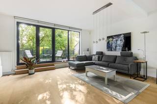<p><span>Ruime en verzorgde woning op een bijzonder rustige en kindvriendelijke locatie. De woning combineert wooncomfort en een mooie afwerking met een uitstekende bereikbaarheid. Een ideale thuisbasis voor gezinnen die rustig en veilig willen wonen, zonder in te boeten aan de nabijheid van alle dagelijkse voorzieningen.</span></p><p><span>Dankzij het karakter van het woonerf geniet u hier van een verkeersluwe en veilige woonomgeving, waar kinderen naar hartenlust kunnen spelen. Hiertoe werd er ook een speeltuintje met o.a. trampoline ingericht. Tegelijkertijd bevinden winkels, scholen, openbaar vervoer en andere voorzieningen zich op korte afstand. Ook de centra van Ekeren, Kapellen en Brasschaat zijn vlot bereikbaar, net als de belangrijkste verbindingswegen. Een perfecte combinatie dus van rust, veiligheid en mobiliteit!</span></p><p><span>We betreden de woning langs de inkomhal (met vestiairekast), waarna de trap ons naar de eerste verdieping brengt. Hier vinden we een uiterst ruime en lichtrijke leefruimte (50,35m²), met meer dan voldoende plaats voor een aangename zithoek en een eetplaats. Aansluitend vinden we een volledig uitgeruste, open keuken met voldoende kast- en werkbladruimte en verder de volgende uitrusting: fornuis van Boretti (gas), dampkap, oven, microgolfoven, spoelbak, vaatwasser, koelkast en diepvriezer. Verder vinden we hier op de eerste verdieping ook nog een gastentoilet (met handenwasser).</span></p><p><span>Deze eerste verdieping biedt alle comfort voor het dagelijkse gezinsleven. De mooie houten vloeren en eigentijdse materialen zorgen daarbij voor een warme en huiselijke uitstraling.</span></p><p><span>Het is ook via de eerste verdieping dat we toegang kunnen nemen tot de fantastische terrassen, alwaar men in alle rust en met de nodige privacy kan genieten van de groene omgeving.</span></p><p><span>Op de tweede verdieping bevindt zich een ruime master (15,30m²) met ingemaakte kast, een thuiskantoor (met ingemaakte kast en bureau), een stijlvol vernieuwde en volledig uitgeruste badkamer en nog twee (kinder)slaapkamers, respectievelijk 9,65m² en 8,75m². De badkamer is ingericht met een ligbad, een douche, een lavabomeubel (dubbel) en een toilet. Een ideale combinatie van comfort en functionaliteit!</span></p><p><span>Op de derde verdieping vinden we nog een vierde, uiterst ruime slaapkamer, welke eveneens dienst kan doen als hobbykamer, speelruimte en/of ontspanningsruimte.</span></p><p><span>Ook aan parkeergelegenheid en bergruimte geen gebrek. De woning beschikt niet alleen over een ruime inpandige garage (30,75m²), maar ook over een privatieve staanplaats (niet overdekt).</span></p><p><span>Een verrassend ruime en comfortabele gezinswoning met tal van mogelijkheden, gelegen in een rustige, verkeersluwe en bijzonder kindvriendelijke woonomgeving. Een unieke combinatie van ruimte, wooncomfort en een uitstekende ligging!</span></p><p><span>Nog meegeven dat de maandelijkse bijdrage in de gemeenschappelijke lasten 250,00 bedraagt. Hierin zijn o.a. begrepen: water, syndicus, blokpolis en onderhoud en kosten gemeenschappelijke delen, waaronder de prachtige tuin.</span></p>