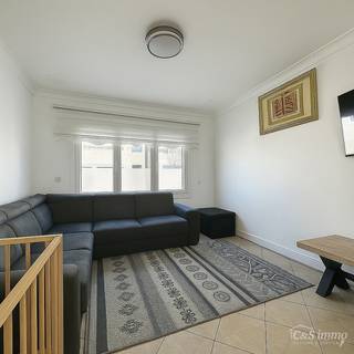 In een kalm en aangenaam straatje vlak bij de levendige Bredabaan bevindt zich deze charmante woning met drie slaapkamers. De woning biedt een praktische indeling en is ideaal voor starters, jonge gezinnen of investeerders.<br />Op het gelijkvloers vind je een inkomhal, een gezellige leefruimte met tegelvloer, en een functionele keuken uitgerust met een gasvuur. De badkamer beschikt over een lavabo, douche en aansluiting voor een wasmachine.<br />De tweede verdieping telt twee volwaardige slaapkamers en daarboven bevindt zich nog een ruime zolderkamer die dienst kan doen als derde slaapkamer, bureau of hobbyruimte.<br />De woning beschikt verder over een droge kelder, ideaal voor extra opslagruimte.<br />Een instapklare woning op een uitstekende locatie — mis deze kans niet!