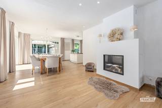 Bent u op zoek naar een instapklare villa waar kwaliteit, duurzaamheid en wooncomfort hand in hand gaan? Dan zal deze uitzonderlijke nieuwbouwvilla u ongetwijfeld weten te bekoren.<br /><br />Deze recente woning is geen klassieke sleutel-op-de-deurwoning, maar werd door de eigenaars zelf ontworpen en gebouwd met bijzondere aandacht voor materiaalkeuze, afwerking en leefcomfort. Elk detail werd doordacht uitgewerkt, wat resulteert in een tijdloze en kwalitatieve gezinswoning.<br /><br />De villa bevindt zich op een rustig hoekperceel in een aangename woonomgeving waar privacy centraal staat. Achteraan geniet u van een groen uitzicht op een bosje, terwijl scholen, winkels, bakker, slager, apotheek, bibliotheek en andere dagelijkse voorzieningen zich op wandelafstand bevinden. Dankzij de vlotte verbinding bereikt u Torhout in ongeveer 10 minuten, Oostende in 15 minuten en bevindt de E40 zich op korte afstand.<br /><br />Binnen wordt u verwelkomd in een lichtrijke leefruimte dankzij de grote raampartijen die zorgen voor een aangename verbinding tussen binnen en buiten. De ruime woonkamer vormt samen met de stijlvolle leefkeuken met kookeiland en kwalitatieve Bosch-toestellen het hart van de woning. De sfeervolle Barbas-gashaard zorgt tijdens de wintermaanden voor extra gezelligheid.<br /><br />Ook op technisch vlak voldoet deze woning aan de hoogste hedendaagse normen. Zo beschikt de villa over vloerverwarming/koeling, een warmtepomp, zonnepanelen, hoogwaardige isolatie, PVC-ramen met hoogrendementsbeglazing en vliegenramen, evenals een ventilatiesysteem C. Dankzij het uitstekende E-peil van 17 en het EPC-label A geniet u van een bijzonder energiezuinige woning met lage verbruikskosten.<br /><br />De ruime badkamer werd afgewerkt met kwalitatieve materialen, volledig in lijn met de hoogwaardige afwerking van de rest van de woning.<br /><br />Ook buiten werd aan alles gedacht. Het bijzonder ruime terras langs de achter- én zijkant werd afgewerkt met keramische tegels en vormt de ideale plaats om in alle rust te genieten. De tuin is volledig omheind, deels met stijlvolle houten panelen, en alle buitenpaden werden aangelegd in waterdoorlatende klinkers. Verder beschikt de woning over een praktische berging, een carport en twee private parkeerplaatsen.<br /><br />Conform de algemene standaard (ver)koopvoorwaarden van de WVI (West-Vlaamse Intercommunale) moet één van de kopers t/m 14/11/2034 dit pand zelf bewonen ; en moet deze villa binnen de 5 jaar het enige onroerende goed van de kopers zijn. <br /><br />Dit zijn de gewone standaard voorwaarden.<br /><br />In deze omstandigheden, zullen er altijd slechts 2% registratierechten op de aankoop verschuldigd zijn.<br /><br />Een unieke woning voor wie op zoek is naar een duurzame villa waar kwaliteit, comfort en een rustige ligging perfect samenkomen. Contacteer ons vandaag nog voor een bezoek en ontdek deze prachtige eigendom zelf.<br /><br />