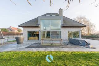 <p>Deze recente, volledig instapklare villa combineert hedendaags comfort met een uitzonderlijke ligging in het hart van Zomergem.<br />Het dorpscentrum ligt letterlijk op een steenworp, wat deze locatie bijzonder aantrekkelijk maakt!<br />Dankzij de ligging in tweede lijn geniet u hier van extra rust en privacy, weg van het straatverkeer. <br />Eventuele inkijk is opgevangen door het fraaie groenscherm.<br /><br />De woning is volledig ingericht en voorzien van kwalitatieve materialen &amp; ingemaakte kasten.<br />Dit vertaalt zich in een strak en praktisch interieur met maximale bergruimte.<br />Grote raampartijen zorgen voor een overvloed aan natuurlijke lichtinval en creëren een aangename, open leefomgeving met zicht op de tuin.<br /><br />Indeling van de woning :<br />Gelijkvloers: via de inkomhal met gastentoilet kan u zowel naar de leefruimte, een apart bureel of de inpandige garage.<br />De leefruimte met vide loopt over in de ruime keuken met keukeneiland en eethoek.<br />Tussen zithoek en eethoek zorgt een ingewerkte cassette voor een extra gezellige touch.<br />Het sas tussen de leefruimte en de garage is ingericht als bijkeuken met voorziening voor was en plas alsook douche.<br />Op het eerste verdiep bevinden zich 4 volwaardige slaapkamers.<br />De 'master bedroom' beschikt over een dressing en een ensuite badkamer met ligbad en douche.<br />Een tweede douchekamer is ter beschikking voor de andere slaapkamers.<br />Op het zolderverdiep is een bijkomende slaapkamer en een praktische bergruimte ingericht.<br /><br />De onderhoudsvriendelijke tuin is ideaal voor wie wil genieten zonder tijdrovend tuinonderhoud.<br />Er werd zeer veel zorg besteed aan de aanleg van de oprit, de terrassen en het bijhorende groenscherm.<br />Naast de inpandige garage beschikt de woning over een uitbouw met carport en praktische bergruimte/fietsenstalling.<br /><br />Samengevat betreft dit een tot in de puntjes afgewerkte woning, die mits wat decoratiewerken kan doorgaan voor nieuw.<br />Bewoners genieten van optimaal wooncomfort en een heel aangename ligging!<br /><br />Bezoek organiseren we graag op afspraak.<br />U kan hiervoor bellen naar Steffi Vanhecke (0498 50 50 94) of mailen naar steffi@vastgoeddevos.be</p>