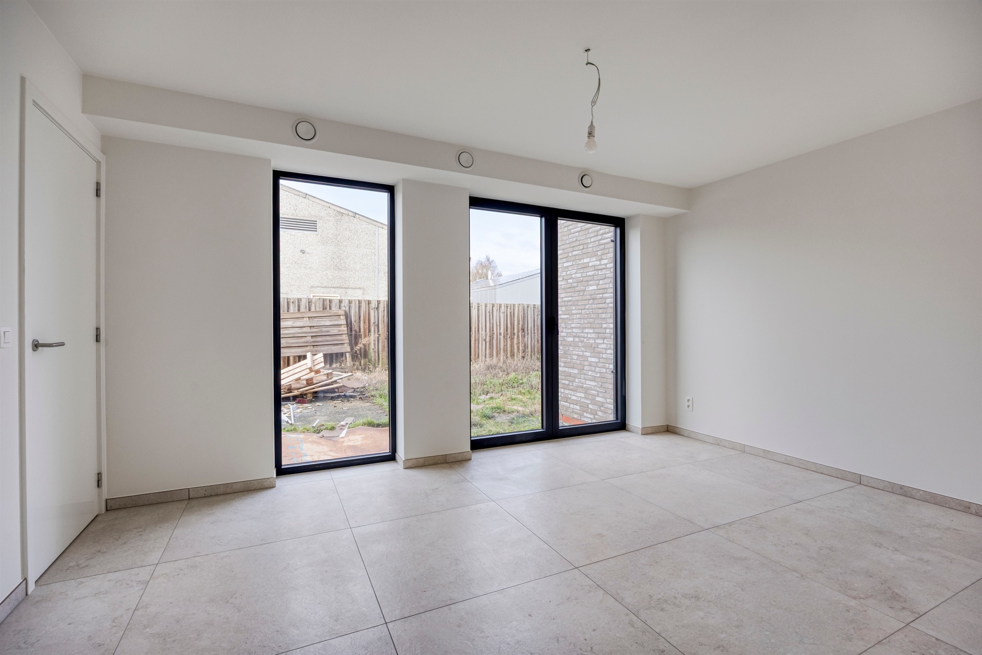 Commercieel gelegen, nieuwbouw praktijkruimte met wachtzaal en private parking! - foto 3