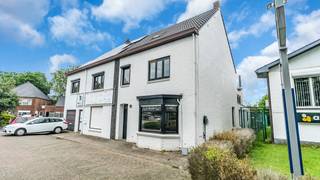 <p>Charmante halfopen woning op topligging in Kinrooi<br /><br /></p>
<p>Bent u op zoek naar een gezellige woning met karakter, praktische indeling én een uitstekende ligging? Dan is deze charmante halfopen bebouwing in het centrum van Kinrooi absoluut een bezoek waard.<br /><br /></p>
<p>De woning bevindt zich op een uiterst gunstige locatie, centraal maar toch rustig gelegen, met alle voorzieningen binnen handbereik. Winkels, horeca, scholen en dagelijkse faciliteiten bevinden zich vlakbij. Bovendien geniet u van een vlotte verbinding richting Maaseik, Bree, Neeroeteren en Molenbeersel, met van daaruit een snelle bereikbaarheid naar Nederland.<br /><br /></p>
<p>Bij het betreden van de woning komt u terecht in een ruime inkomhal die toegang geeft tot de gezellige leefruimte. Deze werd afgewerkt met een moderne en onderhoudsvriendelijke vloer en vormt een aangename plek om thuis te komen. De karaktervolle erker aan de voorzijde zorgt bovendien voor extra charme en een mooie lichtinval.<br /><br /></p>
<p>Aansluitend bevindt zich de vernieuwde, praktische keuken die uitgerust is met alle nodige comfort. Tussen de keuken en badkamer vindt u nog een handige tussenhal met ingebouwde kast en extra bergruimte.<br /><br /></p>
<p>De badkamer bevindt zich op het gelijkvloers en is voorzien van een ligbad, massagedouche, lavabo én de mogelijkheid om zowel wasmachine als droogkast te plaatsen.<br /><br /></p>
<p>Verder beschikt de woning over een praktische kelder die ideaal dienst doet als extra opslagruimte.<br /><br /></p>
<p>Op de eerste verdieping bevinden zich twee ruime slaapkamers. Eén kamer wordt momenteel volledig gebruikt als dressing en beschikt daarnaast nog over een klein apart hoekje dat perfect ingericht kan worden als extra opbergruimte. De tweede slaapkamer is ingericht als slaapkamer en biedt directe toegang tot een gezellig terras.<br /><br /></p>
<p>Via een vlizotrap bereikt u de zolderverdieping. Deze ruimte biedt nog heel wat potentieel en kan, mits de nodige afwerking, ingericht worden als extra slaapkamer, masterbedroom, hobbyruimte of polyvalente kamer naar eigen wens. Isolatie ligt al klaar op de vloer.<br /><br /></p>
<p>Ook buiten geniet u van een praktische en onderhoudsvriendelijke tuin met een combinatie van houten terras en graszone. De tuin is volledig omheind en voorzien van een handig zijpoortje. Daarnaast werd er nog een kleine overkapping geplaatst voor het opbergen van tuinmateriaal.<br /><br /></p>
<p><strong>Extra troeven:<br /><br /></strong></p>
<ul>
<li>Uitstekende ligging in het centrum van Kinrooi</li>
<li>Snelle verbinding richting Nederland</li>
<li>Vernieuwd dak na opmaak EPC</li>
<li>EPC-label D</li>
<li>Conforme elektriciteitskeuring</li>
<li>Asbestvrij attest aanwezig</li>
<li>Karaktervolle woning met uitbreidingsmogelijkheden</li>
<li>Praktische, volledig omheinde tuin</li>
</ul>
<p><br />Een ideale woning voor wie op zoek is naar charme, comfort en potentieel op een centrale ligging.<br /><br /></p>
<p>Getriggerd door deze woning, contacteer ons en kom ze ontdekken. 089 20 61 11 – jolien@immofusion.be</p>