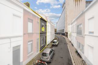 <p><strong>Te koop in Gent:<br /><br /></strong><strong>Volledig te renoveren woning op toplocatie nabij GUM & Plantentuin – unieke investeringskans!</strong></p>
<p>Op een boogscheut van het Gents Universiteitsmuseum (GUM) en de prachtige Plantentuin, bevindt zich deze te renoveren rijwoning met enorm potentieel. De woning ligt in een rustige straat op wandelafstand van diverse campussen, openbaar vervoer, winkels en het historische centrum. Een ideale ligging voor wie studerende kinderen heeft, verhuur of een eigen stedelijke thuisbasis.</p>
<p>Troeven</p>
<ul>
<li>Absolute A-locatie vlak bij GUM & Plantentuin</li>
<li>Tal van renovatie- en indelingsmogelijkheden</li>
<li>Perfect investeringspand</li>
<li>Compact stadsterras</li>
<li>Rustige buurt maar toch centraal</li>
</ul>
<p>Deze woning is ideaal voor wie op zoek is naar een project waar creativiteit en renovatiezin beloond worden. Met de juiste aanpak kan dit pand uitgroeien tot een echte parel in het hart van Gent.</p>
<p>Interesse?<br />Contacteer ons voor meer informatie op 0470/79 66 20 voor een bezoek ter plaatse en ontdek zelf de vele mogelijkheden van dit interessante renovatieproject!</p>
<p>De opgegeven informatie en oppervlaktes zijn informatief en niet bindend.</p>