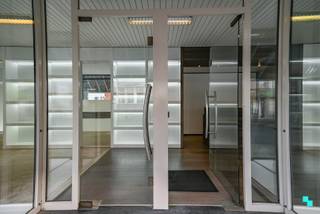Op een zichtlocatie in het centrum van Lendelede in residentie "De Handboog", bevindt zich dit instapklare handelspand van ca. 93 m² (volgens EPC-attest). Dankzij de ligging in de Stationsstraat geniet u van een goede bereikbaarheid en maximale visibiliteit, met zowel passage te voet als met de wagen. Het pand werd jarenlang uitgebaat als schoenwinkel, maar biedt tal van mogelijkheden: van detailhandel tot kantoorruimte, showroom of dienstverlenend beroep. Indeling: ruime etalage met uitstekende zichtbaarheid, winkelruimte voorzien van talrijke kasten (overname mogelijk). Verder bevindt er zich een stockageruimte voor extra opbergmogelijkheden, een kitchenette (voorzien van spoelbak, elektrisch fornuis, dampkap en ingebouwde koelkast) en een apart toilet. Deze zichtlocatie biedt naast een commerciële opportuniteit ook diverse parkeermogelijkheden rond het gebouw. Lamellenplafond met ingewerkte verlichtingsarmaturen | Onroerende voorheffing ten laste van de huurder |De gemeenschappelijke kosten worden ieder jaar verrekend |Onmiddellijk beschikbaar. Contacteer ons voor meer informatie. 051 67 67 57 www.bordes.be