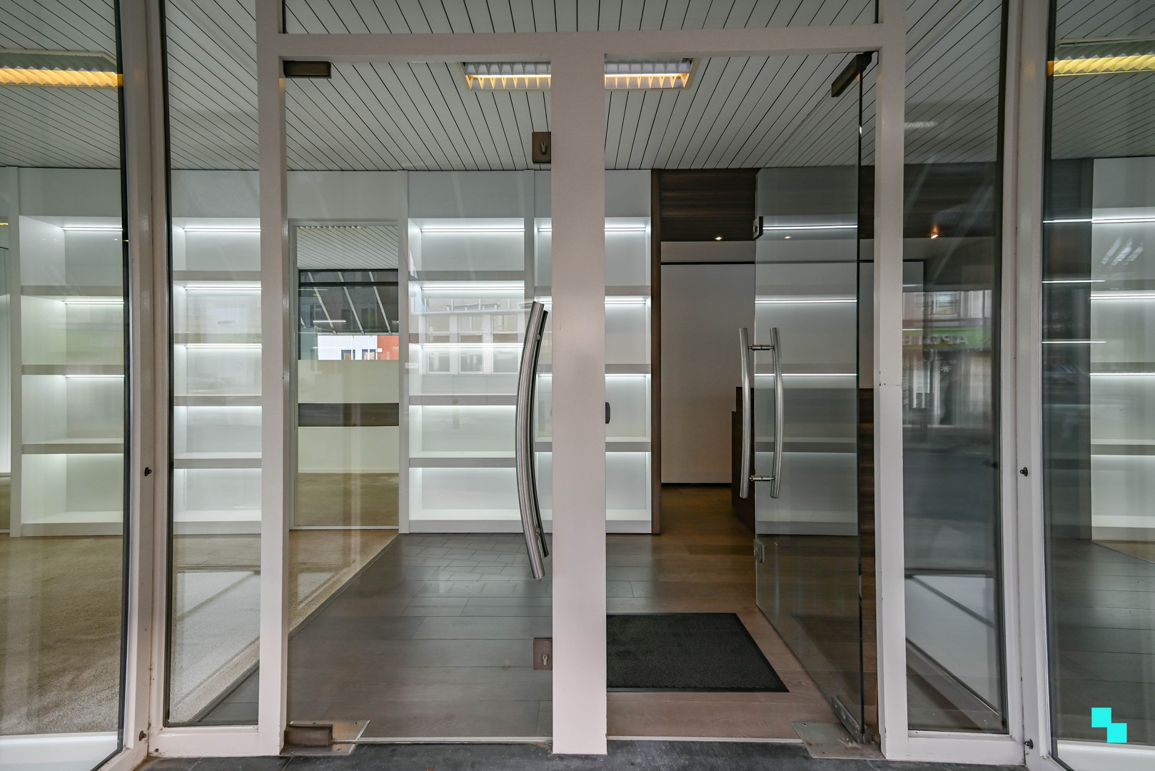 Centraal gelegen handelspand met etalage in hartje Lendelede - photo 3