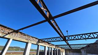 Imposante fabrieksite en voormalige Weverij Napoléon Annicq-Willems, die zijn oorsprong vindt in 1924 en het rijke industriële verleden van Ronse, de parel van de Vlaamse Ardennen. Ronse profileert zich, als taalgrensstad, als een cultuur-toeristisch centrum van waaruit men de natuur van de Vlaamse Ardennen en de Pays des Collines kan ontdekken. Daardoor is dit een trekpleister en vestigingsplaats voor jonge gezinnen, creatieve geesten en oudere koppels die een actieve levensstijl beogen. De site heeft een besloten karakter, waardoor privacy 1 van de uit te spelen troeven is. De goede bereikbaarheid naar het centrum en het behoudt van het authentieke karakter, zijn functionele architectuur met strak afgelijnde bouwlagen, de smidse en het ketelhuis zorgen voor extra troeven! De site komt met een instapklare conciërgerie, diverse garages, kelderruimtes en mogelijkheden tot dakterrassen. Appartementen en lofts zijn vanwege brandveiligheid niet haalbaar, maar meerdere huizen behoren wel tot de mogelijkheid. De site werd reeds in casco toestand gebracht, wat een aanzienlijke kost uitspaart. Door zijn bruikbare oppervlakte van om en bij de 2500 m² en zijn perceel van 1209 m², kan je hier jouw referentieproject creëren!