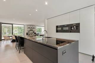 LUXUEUS VILLA-APPARTEMENT MET ZICHT OP GROEN TE KEERBERGEN.Uniek, ruim en hoogwaardig afgewerkt villa-appartement met gebruik van duurzame materialen...