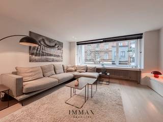 Ontdek dit elegant afgewerkt appartement gelegen in een kleinschalige residentie in de Lippenslaan. De combinatie van kwalitatieve materialen,...