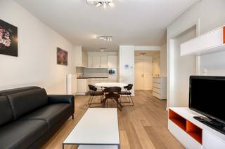 L'appartement comprend un hall d'entrée avec une toilette séparée. La salle de bains est équipée d'une douche à l'italienne sans marche, une toilette et un lavabo.<br />Le living ensoleillé comprend une cuisine ouverte moderne et équipée. Terrasse ensoleillée adjacente et le jardin.<br />Une chambre à coucher spacieuse.<br />Débarras avec raccordement pour machine à laver.<br /><br />Idéal comme résidence principale ou investissement locatif.<br /><br />ATOUTS :<br />- Installation électrique conforme<br />- Label PEB A<br />- Des finitions avec des matériaux de qualité et un confort moderne<br /><br />OPTION :<br />- Possibilité d'acheter une place de parking <br /><br />A La Vigie, vous vivez en toute indépendance, avec confort et la sécurité.<br />Une maison prêt-à-l'emploi avec par exemple un bouton d'urgence subtil et l'accès à toutes les commodités (salle de sport, villa wellcare avec salons de luxe et terrasse ensoleillée, brasserie, ...).<br />Bref, un havre de paix avec un assistant résidentiel !