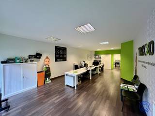 <p><span>Information immeuble commercial</span></p><p><span>Immeuble commercial parfaitement entretenu avec un locataire stable, situé à un emplacement stratégique TOP à Anvers ! Vous entrez dans une réception spacieuse avec suffisamment d'espace pour plusieurs bureaux. A l'arrière se trouve une salle de réunion spacieuse d'environ 20m², d'où vous avez accès au parking privé dans la zone intérieure, dont le parking 18 doit être acheté pour 20.000 euros ! Le bureau dispose d'une cuisine spacieuse équipée d'une kitchenette, d'un WC séparé et d'une salle de stockage accessible depuis le hall d'entrée commun. Le bien est actuellement loué à 1 187,13 euros par mois + charges, et le locataire est également responsable du paiement de la taxe foncière ! L'immeuble dispose de compteurs privés pour l'électricité, le gaz et l'eau. La provision mensuelle est de 120 euros (consommation et entretien des parties communes, syndic et assurance incendie).</span></p><p><span> </span></p><p><span>Aménagement</span></p><ul><li><span>Espace de réception d'environ 60m² avec une vitrine d'environ 5m de large. La pièce est équipée d'un sol stratifié qui ne nécessite que peu d'entretien.</span></li><li><span>Salle de réunion d'environ 20m² avec sol stratifié. Le long de la salle de réunion, vous avez accès à l'espace intérieur situé à l'arrière, où se trouve également le parking, à la cuisine avec toilettes et à l'espace d'accueil situé à l'avant.</span></li><li><span>Kitchenette donnant sur l'espace intérieur.</span></li><li><span>WC séparés.</span></li><li><span>Dans le hall commun se trouve une pièce de stockage séparée qui abrite le système de chauffage central.</span></li></ul><p><span> </span></p><p><span>Autres's</span></p><ul><li><span>L'emplacement de voiture P18 est à acheter obligatoirement pour 20.000 euros !</span></li></ul><p><span> </span></p><p><span>Informations générales</span></p><ul><li><span>Contrat de bail : 01/02/2019 - 31/01/2028 (bail commercial).</span></li><li><span>Revenu locatif indexé : 1 187,13 € + 80 € de charges.</span></li><li><span>Le locataire est responsable du paiement du précompte mobilier.</span></li></ul><p><span> </span></p><ul><li><span>Provision mensuelle : 120 euros (syndic, consommation et entretien des parties communes, assurance incendie)</span></li><li><span>Compteurs séparés pour le gaz, l'électricité et l'eau.</span></li></ul><p><span> </span></p><ul><li><span>EPC : label B (pas d'obligation de rénovation)</span></li><li><span>Contrôle électrique : pas encore demandé</span></li><li><span>Certificat d'amiante : pas d'application.</span></li></ul><p><span> </span></p><p><span>Immeuble</span></p><ul><li><span>Sous-sol avec locaux de stockage et places de parking, plusieurs locaux commerciaux au rez-de-chaussée et 7 étages, chacun avec des appartements.</span></li><li><span>Zone intérieure commune avec verdure et parking privé.</span></li><li><span>Le bâtiment a été construit en 2001.</span></li></ul><p><span> </span></p><p><span>Situation</span></p><ul><li><span>Situation centrale à Anvers dans le quartier Harmonie. Plusieurs bars et restaurants dans les environs immédiats.</span></li><li><span>MOBISCORE : 9,7/10 !</span></li></ul><p><span> </span></p><p><span>Les informations contenues dans ce prospectus sont données à titre indicatif : les acquéreurs potentiels doivent faire leur propre affaire de l'obtention, de la vérification et de l'interprétation de ces informations.</span></p><p><span> </span></p><p><span> </span></p><p><span> </span></p>