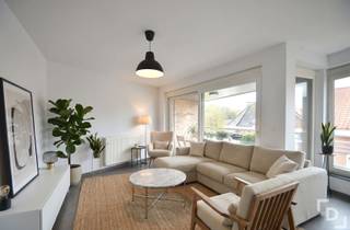 Op wandelafstand van de markt van Ieper vinden we in de Blindenliedenstraat dit ruim appartement voorzien van 2 slaapkamers en 2 terrassen.Indeling:V+2: Hal - ruime leefruimte - open keuken - bergruimte - badkamer met douche - 2 slaapkamers - 2 terrassenDe beschikbaarheid is te bespreken met de huidige bewoners. Extra's:* Centrale ligging* Energiezuinig* CV op gas* Syndicale kosten: €35/maand
