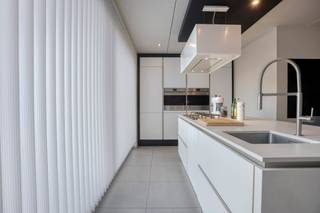 Dit gebouw werd gebouwd in 2016 en ligt ideaal in een rustige straat tussen de grote en kleine ring van Hasselt. Snel in en snel uit de stad!...