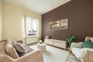 Welkom in deze uitzonderlijk ruime woning op een centrale ligging.  Dit betreft een woning ideaal voor gezinnen, samengestelde families en kangoeroewonen.<br />Met maar liefst 6 volwaardige slaapkamers (mogelijkheid tot 8 slaapkamers), 3 badkamers, 2 keukens, biedt deze woning een zee aan ruimte en flexibiliteit. <br />Elke verdieping onthult nieuwe kansen: van extra leefruimte tot werk- of hobbykamers — hier creëert u eenvoudig een indeling die perfect aansluit bij uw wensen.<br />Bovendien geniet u van een gunstig EPC-label B en een conforme elektriciteit, wat garant staat voor energiezuinig wonen. Een stevige, toekomstgerichte basis waarop u verder kunt bouwen.<br />Kortom, een unieke opportuniteit voor wie op zoek is naar ruimte, comfort en veelzijdigheid op een centrale locatie.<br /><br /><u>Leefruimtes met karakter</u><br />Op het gelijkvloers zorgen twee ruime kamers, een gezellige woonkamer, een grote keuken en een badkamer voor een warme, uitnodigende sfeer. Achteraan wacht een onderhoudsvriendelijke tuin met een zonnig terras van ca. 45 m² — de perfecte plek voor lange zomeravonden, spelende kinderen of rustige momenten in de buitenlucht.<br />De bovenverdiepingen zijn slim en flexibel ingedeeld:<br />- eerste verdieping: twee slaapkamers, een badkamer en een praktische (was)berging.<br />- tweede verdieping: een keuken met aansluitende badkamer en twee ruime slaapkamers — ideaal als aparte leefunit.<br />- derde verdieping: opnieuw twee ruime slaapkamers en een wasplaats met achterliggende badkamer.<br />De droge kelder van ca. 80 m², uitgerust met een nieuwe Vaillant condensatieketel, biedt extra opslag en technische ruimte. De aanwezigheid van 3 gasmeters en 2 elektriciteitsmeters onderstreept het unieke potentieel van deze woning.<br /><br /><br /><br />📩 Meer info of een bezoek: info@wellimmo.net<br />📞 03/225 00 68 of 0468/07 55 56 (Gerd)<br /> 