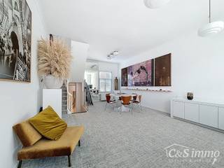 <p>Op een uitstekende ligging, vlak bij het Justitiepaleis op het Antwerpse Zuid en toch in alle rust, bevindt zich dit elegante duplexappartement. Het appartement maakt deel uit van een kleinschalig gebouw met slechts twee wooneenheden en strekt zich uit over de bovenste twee verdiepingen. Via de inkomhal bereikt u het tussenverdiep, waar de moderne, volledig ingerichte keuken zich bevindt, evenals een apart gastentoilet. Op de eerste verdieping vindt u een ruime en lichtrijke leefruimte van ca. 41 m², gekenmerkt door hoge plafonds en ingedeeld in een gezellige zit- en eetkamer met maatwerk. De grote ramen met dubbele beglazing zorgen voor een overvloed aan natuurlijk licht.De bovenste verdieping herbergt een comfortabele slaapkamer van ca. 17 m² met ingebouwde kasten en een stijlvolle, ruime badkamer. Deze strakke badkamer is uitgerust met een dubbel lavabomeubel, een inloopdouche en een toilet. Tot slot biedt een uittrektrap toegang tot de afgewerkte zolder. Het appartement beschikt over een privatieve gasverwarming en airconditioning. Ruime privatieve kelderberging.</p>