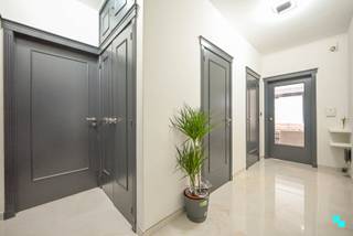 Recent volledig gerenoveerd tweeslaapkamerappartement met een bewoonbaar oppervlakte van 89m² (volgens EPC-attest), afgewerkt met...