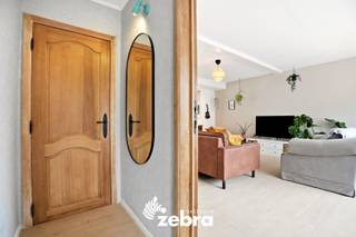 Bij de verkoop van deze villa wordt gewerkt met een <strong>START VANAF PRIJS.</strong><br />Elk prijsvoorstel hoger dan deze start vanaf prijs wordt voorgelegd aan de verkoper(s), die dit al dan niet kan aanvaarden.<br /><strong>Het bezoekmoment gaat door op zaterdag 03/10/2026 (enkel op afspraak).</strong><br /><br />Deze ruime gezinswoning geniet van een rustige en aangename ligging, op korte afstand van het centrum. Winkels, scholen, openbaar vervoer en belangrijke invalswegen bevinden zich in de nabije omgeving, waardoor u geniet van een uitstekende bereikbaarheid en alle dagelijkse voorzieningen binnen handbereik hebt.<br /><br />Bij het betreden van de woning komt u terecht in een verzorgde inkomhal met vestiaire die toegang biedt tot de ruime en lichtrijke woonkamer met automatische rolluiken. Aansluitend bevindt zich de volledig uitgeruste keuken. Op het gelijkvloers bevinden zich eveneens een badkamer met toilet, een eerste slaapkamer, een berging en een bureauruimte met een aparte ingang langs de voorgevel.<br /><br />Op de eerste verdieping bevinden zich 2 ruime slaapkamers en een aparte dressing.<br /><br />Buiten geniet u van een gezellige, volledig omheinde zuidgerichte tuin waar u de hele dag door van de zon kunt genieten. Het tuinhuis biedt extra opbergruimte voor tuinmateriaal of fietsen.<br /><br /><strong>Ook wild geworden van deze thuis?<br />Twijfel dan niet langer en leg vandaag nog uw bezoek vast!</strong>