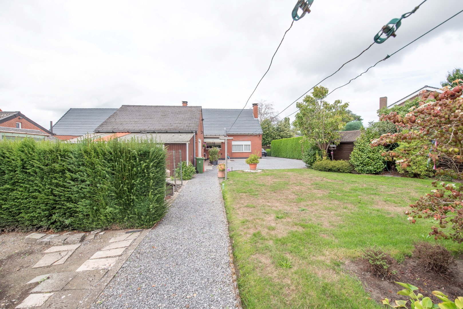 Goed onderhouden, open bebouwing met 3 slaapkamers op 831 m² - foto 4