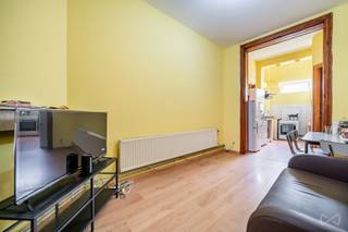 Located on the 1st floor of a building on Chaussée de Jette 117, this one-bedroom apartment offers great renovation potential and represents...