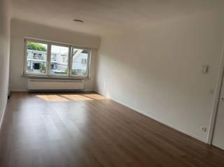 <p><span><strong>Vraag uw bezoek aan via info@optimusvastgoed.be!</strong></span><br /><span><strong>TE HUUR: Vernieuwd appartement met 2 slaapkamers in Beringen!</strong></span><br /><span>Dit gezellig appartement is gelegen op de Koolmijnlaan in Beringen, een centrale en goed bereikbare locatie, op korte afstand van winkels, supermarkten, horeca, scholen en openbaar vervoer. Dankzij de gunstige ligging bevindt u zich in enkele minuten in het centrum van Beringen en hebt u een vlotte verbinding naar omliggende steden via de nabijgelegen invalswegen en autosnelwegen.</span><br /><span>Het appartement bevindt zich op de eerste verdieping van een kleinschalig gebouw en beschikt over een ruime woonkamer, een nieuwe functionele keuken, 2 slaapkamers en een nieuwe badkamer met douche.</span><br /><span>Een extra troef is de garage, die zich achteraan het gebouw bevindt. Er is ook een gemeenschappelijke tuin.</span><br /><span><strong>Ligging: </strong></span><br /><span>Centrale ligging op de Koolmijnlaan in Beringen, in de onmiddellijke nabijheid van supermarkten, apotheek, scholen en openbaar vervoer. Ook de op- en afritten van de E313 zijn vlot bereikbaar.</span><br /><span><strong>Indeling: </strong></span><br /><span>Inkom, woonkamer, keuken, badkamer, 2 slaapkamers.</span><br /><span><strong>Troeven: </strong></span><br /><span>- Centrale ligging! </span><br /><span>- Instapklaar! </span><br /><span>- Aparte garage! </span><br /><span>- Gemeenschappelijke tuin!</span><br /><span><strong>EPC E met certificaatnummer 20240403-0003200933-RES-1.</strong></span><br /><span><strong>Gemeenschappelijke kosten: € 30 per maand.</strong></span><br /><span><strong>Onmiddellijk beschikbaar.</strong></span></p>