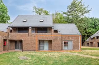 Droomt u van een eigen plekje midden in het groen, waar rust, ontspanning en comfort samenkomen? Ontdek dan deze prachtig gerenoveerde...