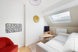 Info & viewings: +32 2 315 51 71Discover this contemporary, fully renovated and welcoming apartment, ideally located in Schaerbeek. Close to shops,...