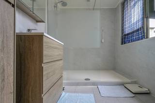 Wonen op een topligging in Bornem? Dit appartement bevindt zich letterlijk pal aan het station en op wandelafstand van winkels, horeca en alle dagelijkse voorzieningen. Ideaal voor wie comfortabel en centraal wil wonen, zonder in te boeten aan rust. Het appartement bevindt zich op de bovenste verdieping van een bijzonder kleinschalig gebouw met slechts 2 appartementen. De leefruimte bevindt zich aan de straatzijde en beschikt over een open keuken, waardoor je een mooie, open woonomgeving krijgt. Een terras is altijd een fijne plek om rustig te genieten. Verder beschikt het appartement over 2 slaapkamers en een praktische badkamer met inloopdouche. En dan is er nog de absolute troef van deze woning: de mega ruime zolderverdieping, bereikbaar via een vaste trap. Een zee van extra ruimte die je volledig naar eigen wens kunt invullen. Een extra slaapkamer, hobbyruimte, bureau, speelruimte, dressing of gewoon heel veel handige bergruimte? Aan jou de keuze.<br />Ook praktisch zit je hier goed. Er is een privatieve berging voorzien van elektriciteit, ideaal om je fiets op te laden gezien de centrale ligging, en de CV-brander werd recent vernieuwd. Bovendien is de elektrische installatie conform.<br />Een appartement met verrassend veel ruimte, een uitstekende ligging en heel wat mogelijkheden. Kom jij ontdekken wat dit appartement allemaal te bieden heeft? Zeker een bezoekje waard!