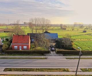 Bij het toekomen van deze te renoveren boerderij voel je direct een gezellige sfeer van weleer, de ruimte, rust en de verbinding met de natuur...
