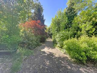 GGelegen tussen de rustige velden van Rijkevorsel. <br /><br />Volgens gewestplan gekend als agrarische grond (landbouw). Ter plaatse is het perceel bebost.<br />Dit perceel werd in het verleden gebruikt als weekendverblijf. Spelende kinderen en de hele familie aan de BBQ, dat was jarenlang het doel van deze grond.<br /><br />De opstallen:<br />Achteraan op het perceel staat een stacaravan waar rond gebouwd werd. Hiervoor is de verjaringstermijn voor afbraak verstreken en dit mag in stand gehouden worden.<br /><br />Ter plaatse aangelegd door de nutsmaatschappij'en:<br />- meter voor elektriciteit;<br />- meter voor water<br /><br /><br />BIJZONDERHEDEN<br />Gelegen naast een viertal andere percelen die in gebruik zijn als weekendverblijf.<br />EPC chalet: 1.279 kWh/m² - label F - UC 20260602-0003883070-RES-1<br /><br /><br />POSITIEVE ASPECTEN<br />Mooie omgeving waarin je tot rust kan komen.