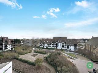 Ontdek dit charmante appartement te koop in Sint-Idesbald, deelgemeente van Koksijde. Een interessante opportuniteit voor wie wil genieten van de kust, met comfort én toekomstpotentieel.<br /><br />Gelegen op de vijfde verdieping van een verzorgde residentie (bouwjaar 2000) vormt dit appartement een uitstekende basis voor wie graag zijn eigen toets toevoegt. Dankzij de elektrische verwarming (te bedienen via telefoon) en dubbele beglazing geniet u van een degelijke isolatie en een aangenaam binnenklimaat. De lift in het gebouw zorgt voor extra gebruiksgemak.<br /><br />De gunstige oriëntatie garandeert een mooie natuurlijke lichtinval, wat bijdraagt aan een open en aangename woonbeleving.<br /><br />Indeling<br />Via de inkomhal met vestiaire komt u meteen in de lichtrijke leefruimte met aansluitend de geïnstalleerde keuken, beide met zicht op het binnenplein. De nachthal leidt naar twee volwaardige slaapkamers en de badkamer, uitgerust met toilet, ligbad en lavabomeubel. Een praktische en doordachte indeling die maximaal rendement haalt uit de beschikbare ruimte.<br /><br />Ligging<br />Op amper 100 meter van de zeedijk bevindt u zich op wandelafstand van het strand, gezellige restaurants en de levendige sfeer die deze badplaats zo aantrekkelijk maakt. Winkels en andere voorzieningen liggen binnen handbereik, waardoor dit appartement perfect geschikt is als vaste woonst, tweede verblijf of investering.<br /><br />Een eigendom die ligging, licht en mogelijkheden mooi combineert.<br />Interesse? Neem gerust contact op voor bijkomende informatie of een bezoek ter plaatse.