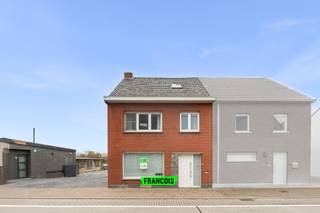 In het charmante Wijnendale bevindt zich deze bijzonder veelzijdige eigendom die niet één, maar twee volledig ingerichte woongelegenheden...