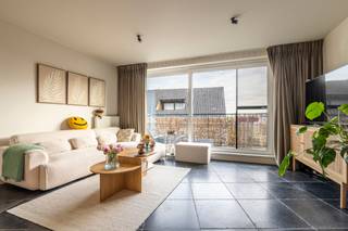 <strong>Centrum Hoogstraten : tof appartement met 1 slaapkamer, terras en autostaanplaats. Vlakbij de kerk van Hoogstraten, winkels, scholen, horeca en openbaar vervoer gelegen ! Geschikt voor eigen bewoning of als belegging voor verhuur !<br />INDELING :<br />Woonkamer : </strong>4,75 m x 5,35 m : tegelvloer, toegang tot terras.<br /><strong>Keuken : </strong>open keuken : aanbouwkeuken met ceramische kookplaat, dampkap, koelkast, combi-oven.<br /><strong>Terras : </strong>4,50 m x 1,50 m.<br /><strong>Slaapkamer : </strong>4,10 m x 3,10 m : tegelvloer, vaste kast.<br /><strong>Badkamer : </strong>met douche en wastafel.<br /><strong>Wasplaats/ cv ruimte : </strong>met Vaillant combi aardgas wandketel. Aansluitpunt voor wasmachine.<br /><strong>Toilet.<br />Autostaanplaats : </strong>op gelijkvloers : nr 3.