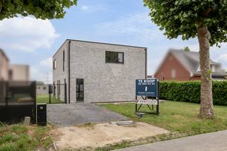Energiezuinige woning met 4 slk op ca. 484m² te Duffel. <br /><br />Algemeen:<br />- Recente, moderne woning (bouwjaar 2022)<br />- Energiezuinig: EPC label A (E29)<br />- Gelegen te Duffel vlakbij Kontich<br />- Elektriciteit conform<br />- Verwarming op gas met radiatoren<br />- Ventilatie D<br />- Zonnepanelen aanwezig<br /><br />Indeling:<br />Gelijkvloerse verdieping:<br />- Inkomhal met apart toilet<br />- Leefruimte op gietvloer<br />- Volledig geïnstalleerde keuken met eetplaats<br />- Berging/wasplaats bij keuken<br />- Aparte bureauruimte (ca. 11m²)<br /><br />Eerste verdieping:<br />- Master bedroom met dressing en aansluitend badkamer met douche, ligbad en dubbele lavabo<br />- 3 slaapkamers allen op gietvloer dewelke ook toegang hebben tot badkamer via hal<br />- Apart toilet