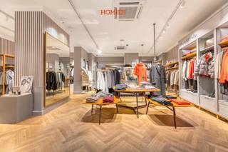 Dit uitzonderlijke handelspand in de Leopold Vanderkelenstraat biedt een totale oppervlakte van 475 m², verdeeld over twee verdiepingen, en combineert ruimte, comfort en flexibiliteit op een uitstekende locatie. Het gelijkvloers van 238 m² is volledig afgewerkt met een stijlvolle parketvloer en vormt de ideale basis voor een winkel- of praktijkruimte met een hoogwaardige uitstraling. Dit niveau kan afzonderlijk gehuurd worden aan €8.000 per maand. Op de eerste verdieping bevindt zich een bijkomende ruimte van 236 m² die perfect kan worden ingericht als showroom, extra commerciële ruimte of kantoren en optioneel beschikbaar is aan €2.000 per maand. Verder beschikt het pand over een kelder van 120 m², ideaal voor stockage en technische voorzieningen. Dankzij de lift die alle verdiepingen met elkaar verbindt (-1, 0, 1) en de brede trap van 1m20 is het pand bijzonder toegankelijk voor zowel klanten als personeel. Voor een optimaal comfort zijn verwarming en gekoelde airconditioning aanwezig. Nutvoorzieningen dienen op eigen naam te worden genomen en de onroerende voorheffing is ten laste van de huurder. Het pand beschikt over een gunstig EPC-label B. Wie op zoek is naar een veelzijdig en representatief handelspand met tal van mogelijkheden, vindt hier een unieke opportuniteit. Contacteer ons vandaag voor meer informatie of een bezichtiging van dit unieke pand. info@homies.be, HOMIÉS, an Eye for Immo!