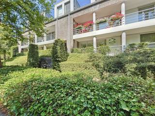 Instapklaar gelijkvloers appartement met twee terrassen. Het gebouw, ontworpen door de befaamde architect Jo Crépain, bevindt zich in een...