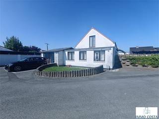 Te koop: charmante vakantiewoning met renovatiepotentieel, ideaal gelegen in een rustige en groene omgeving. Deze woning biedt volop mogelijkheden om naar eigen smaak en stijl te worden ingericht. De indeling bestaat uit een woonkamer met open keuken, één slaapkamer en een badkamer. Dankzij de ligging geniet je hier van absolute rust, ver weg van de drukte – perfect voor wie op zoek is naar ontspanning. Na renovatie vormt dit de ideale tweede verblijfplaats of investering. Laat deze kans niet voorbijgaan om je eigen stek aan de kust te creëren. Contacteer ons voor meer info of een bezoek ter plaatse.