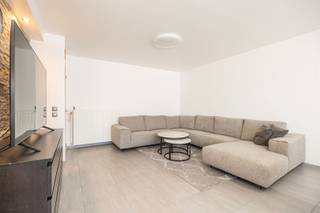 <p><span>Netjes afgewerkt appartement bij Boekenbergpark</span></p><p><span> </span></p><p><span>Dit appartement ligt in de Vroenhofstraat, in groene omgeving, op wandelafstand van het Boekenbergpark. Ideaal voor wie houdt van een frisse neus halen en toch dicht bij alles wil wonen. Openbaar vervoer op enkele minuten stappen aan de Boekenberglei en Dascottelei. Voor je dagelijkse boodschappen vind je supermarkten zoals Delhaize, ALDI en Carrefour Express vlakbij, aangevuld met verschillende bakkers, apotheken en gezellige cafés en restaurants in de buurt.</span></p><p><span> </span></p><p><span>Troeven:</span></p><p><span>• Open keuken die vloeit in de leefruimte</span></p><p><span>• 3de kamer ingericht als slaapkamer</span></p><p><span>• Voorzien van rolluiken</span></p><p><span>• Inloopdouche</span></p><p><span>• Proper en netjes afgewerkt</span></p><p><span>• Op wandelafstand van parken, openbaar vervoer en horeca.</span></p><p><span> </span></p><p><span>Zodra je binnenstapt, valt meteen op hoe verzorgd dit appartement is afgewerkt. De leefruimte en keuken vormen één geheel, wat zorgt voor een open en gezellige sfeer waar koken en samenzijn moeiteloos in elkaar overlopen. De 3 kamers bieden voldoende ruimte voor een gezin, een plek om thuis te werken of gewoon wat extra comfort. De 3de kamer doet momenteel dienst als slaapkamer maar ook perfect als berging gebruikte worden of bureau. De rolluiken zorgen voor extra veiligheid en verduistering, en met de bijkomende extra's is dit appartement helemaal instapklaar. En dat op een boogscheut van het Boekenbergpark, waar je zo je dagelijkse portie groen en rust vindt. </span></p><p><span> </span></p><p><span>Contacteer Sinjoor Makelaars op 03 646 66 55 of christophe@sinjoor.be voor meer informatie of een bezoek ter plaatse.</span></p><p><span> </span></p><p><span> </span></p>