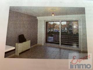 Uiterste goed gelegen één slaapkamer appartement (eerste verdieping) met private ondergrondse (niveau -2) parkeerplaats nr 193.Pal in centrum...