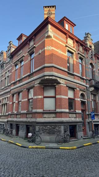 Affinimmo presenteert deze bijzondere stadswoning in het historische centrum van Gent.<br />Via de inkomhal bereikt u enkele treden lager de gezellige leefkeuken met eetplaats, aangevuld met een praktische berging en een wc.<br />Enkele trapjes hoger bevindt zich de ruime en sfeervolle leefruimte met authentieke elementen, waaronder een prachtige bibliotheek in antieke lambrisering die het karakter van de woning extra benadrukt.<br />Op de eerste verdieping vinden we een grote slaapkamer en een badkamer. De derde verdieping biedt plaats aan 2 bijkomende slaapkamers en een zolderruimte die als hobby-kamer dienst doet maar eventueel als 4e slaapkamer kan ingericht worden.<br />De verwarming gebeurt op gas via een recent geplaatste condenserende ketel. En er is geen asbest vastgesteld.<br />Een charmante en karaktervolle woning op een toplocatie in het hart van Gent!<br />Meer informatie of een bezoek?<br />📞 0496/70.10.30<br />📧 patrick@affinimmo.be
