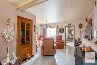 Op zoek naar een woning met ruimte, potentieel en een <strong>uitstekende ligging?</strong> Deze charmante woning in de Halvemaanstraat te Sint-Amandsberg biedt alles wat een gezin nodig heeft.<br /><br />Via de gezellige <strong>voortuin </strong>wordt u verwelkomd in de inkomhal, die toegang geeft tot de gezellige leefruimte. Aansluitend bevindt zich de keuken en de badkamer. Een absolute troef van deze woning is de <strong>uitzonderlijk diepe tuin</strong>, waar u in alle rust kunt genieten van het buitenleven. Via een <strong>achterliggend wegje</strong> is de tuin bovendien gemakkelijk bereikbaar voor fietsen, groenafval en andere praktische doeleinden. Op de eerste verdieping bevinden zich <strong>twee ruime slaapkamers</strong> en een <strong>bureau</strong>, ideaal als thuiswerkplek, hobbyruimte of kinderkamer. Vanuit het bureau leidt een vaste trap naar de <strong>derde slaapkamer</strong>.<br /><br />De woning is gelegen in een <strong>rustige straat</strong> in het gegeerde Sint-Amandsberg. Dankzij de centrale ligging bevinden winkels, scholen, openbaar vervoer (Dampoort, bushalte) en dagelijkse voorzieningen zich op korte afstand. Bovendien bent u in enkele minuten in het centrum van Gent en geniet u van een vlotte verbinding naar belangrijke invalswegen. De combinatie van een rustige woonomgeving en een uitstekende bereikbaarheid maakt deze locatie bijzonder aantrekkelijk voor gezinnen, koppels en pendelaars.<br /><br />Wenst u een bezoek in te plannen? Contacteer Laura via <strong>0492 07 26 62</strong> of <strong>laura@convas.be</strong>