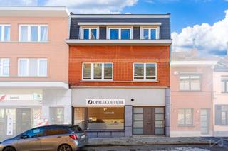 --- Information & visits: 02/315.78.32Auderghem - We Invest offers you this commercial ground floor of 50 m2 ideally located in Auderghem. Perfect...