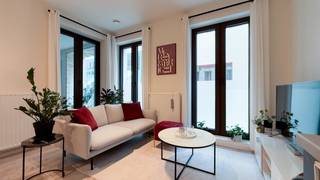 This modern apartment of approximately 59 m² is located in the 'Broetgans' residence, part of the fantastic 'De Dams' development on Lange Nieuwstraat. The combination of historic buildings and contemporary architecture makes this project a unique residential concept in the city center. The location blends the luxury of the city's historic and commercial heart with exceptional peace and a sense of seclusion.
The entrance hall, which includes space for a coat closet, provides direct access to the pleasantly spacious living area; this opens onto a cozy, sheltered terrace of approximately 4 m².
The open-plan kitchen features a sleek, modern design with handle-free cabinetry and is equipped with seamlessly integrated appliances: a combi-oven, ceramic cooktop, refrigerator with freezer compartment, and dishwasher.
The bedroom is served by an adjacent bathroom featuring a shower, washbasin, and toilet.
There is also a storage room with connections for a washing machine and dryer.
A key highlight of this project is undoubtedly the inner courtyard. Formerly a playground, it has been beautifully transformed into a green oasis of tranquility.
The residence was built to BEN (Nearly Energy Neutral) standards, resulting in an impressive E-level rating of just E25. Sustainable living in a highly central yet quiet setting is the core focus here.
Communal bicycle storage is available.
Option to purchase an underground parking space for € 40,000 (excluding registration tax).