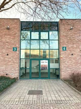 De opslagruimtes met kantoren zijn gelegen op de KMO site Langeveld Park, bereikbaar via de Petrus Basteulsstraat aan de Bergensesteenweg.De opslagruimte is 1.003 m² en toegankelijk via 2 sectionaalpoorten; de kantoren zijn 299 m² groot (gelijkvloers en verdieping). Verwarming op gas ; aparte tellers per kantoorunit.Er zijn douches voorzien en een sociale ruimte. Apart sanitair. lichtstraat led verlichtingvrij hoogte betonvloer parkingGemakkelijke bereikbaarheid R0