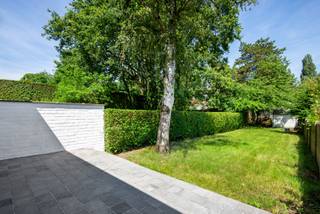 Deze instapklare gezinswoning geniet van een uitstekende ligging in een rustige straat, midden in het centrum van Schoten. Hier woont u op wandelafstand van winkels, scholen, horeca, openbaar vervoer en alle dagelijkse voorzieningen, terwijl u tegelijk geniet van rust en privacy. Bovendien bevinden het Park van Schoten en belangrijke verbindingswegen zich vlakbij, wat zorgt voor een bijzonder aangename en vlot bereikbare woonomgeving.<br /><br /><strong>Indeling: </strong>Via de verzorgde inkomhal met vestiairegedeelte en gastentoilet betreedt u de woning. Vanuit de hal heeft u tevens toegang tot de inpandige garage. Achteraan vormt de lichtrijke woon- en eetkamer het hart van de woning. Dankzij de grote raampartijen en de stijlvolle lichtstraat baadt deze ruimte in natuurlijk licht en geniet u van een aangenaam contact met de tuin. Aansluitend bevindt zich de eetruimte met de op maat gemaakte leefkeuken, die functionaliteit en gezelligheid perfect combineert. De grote schuiframen zorgen voor een vloeiende overgang tussen binnen en buiten en geven toegang tot het terras en de zonnige tuin. Hierdoor ontstaat een ideale leefomgeving voor zowel het dagelijkse gezinsleven als het ontvangen van familie en vrienden.<br /><br />Op de eerste verdieping bevinden zich twee volwaardige slaapkamers en een badkamer uitgerust met inloopdouche, ligbad, dubbele lavabo en toilet.<br /><br />De tweede verdieping omvat een ruime zolderkamer die momenteel ingericht is als slaapkamer. Dankzij de grote oppervlakte kan deze verdieping eveneens ingericht worden als een riante master suite of opgesplitst worden in twee afzonderlijke slaapkamers. Tot slot beschikt de woning nog over een praktische kelderruimte.<br /><br /><strong>Bijzonderheden: </strong>Rustig gelegen - Pal in het centrum van Schoten - 3 volwaardige slaapkamers - Inpandige garage en parkeerplaats voor de deur - Zonnige tuin - Grote raampartijen en lichtstraat voor optimale lichtinval - Elektriciteit wordt conform gemaakt