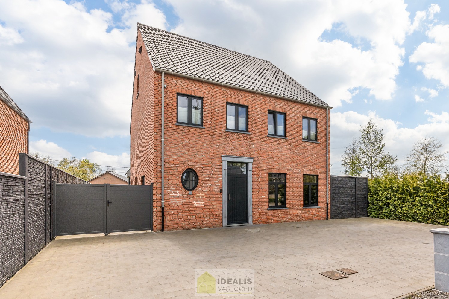 EEN BIJZONDER RIANTE WONING VAN MAAR LIEFST 302M² WOONOPPERVLAKTE OP EEN KNAP PERCEEL VAN 5A 90CA. - foto 2