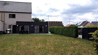 IN OPTIE!!<br /><br />Ruime instapklare 3-gevelwoning met garage, grote kelder, zolder (71 m²) en zonnige tuin van 400 m²<br />Vraagprijs: €439.000<br /><br />Bent u op zoek naar een ruime en instapklare gezinswoning met veel mogelijkheden en een mooie tuin? Dan is deze prachtige 3-gevelwoning absoluut een bezoek waard.<br /><br />Bij het betreden van de woning komt u terecht in een verzorgde inkomhal met gastentoilet. Het gelijkvloers beschikt over een ruime en lichtrijke leefruimte die een aangename woonbeleving biedt. Aansluitend bevindt zich de volledig ingerichte keuken met zicht op de tuin. Verder is er een praktische berging met douche en een garage geïntegreerd in de woning.<br /><br />Op de eerste verdieping bevinden zich drie volwaardige slaapkamers, waarvan één slaapkamer beschikt over een ingemaakte dressing. De ruime badkamer is uitgerust met een bad, douche, dubbele lavabo en toilet.<br /><br />Een absolute meerwaarde is de zolderverdieping van maar liefst 80 m², die tal van mogelijkheden biedt zoals extra slaapkamers, bureau of hobbyruimte. Daarnaast is de woning volledig onderkelderd, waarbij de kelder voorzien is van elektriciteit, verlichting en internet — ideaal als opslagruimte, werkplaats of multifunctionele ruimte.<br /><br />De woning is bovendien uitgerust met een alarmsysteem voor extra veiligheid.<br /><br />Buiten geniet u van een aangename en ruime tuin van ca. 400 m² met een groot terras van ongeveer 40 m², waar u in alle rust kan ontspannen of gasten ontvangen.<br /><br />Troeven van deze woning<br />✔ Ruime 3-gevelwoning met veel lichtinval<br />✔ 3 slaapkamers + ingerichte dressing<br />✔ Badkamer met bad, douche en dubbele lavabo<br />✔ Zolder van ca. 71 m² met uitbreidingsmogelijkheden<br />✔ Volledig onderkelderd met elektriciteit en internet<br />✔ Garage in de woning<br />✔ Geïnstalleerd alarmsysteem<br />✔ Zonnige tuin van ca. 400 m² met ruim terras<br /><br />Een ideale gezinswoning met veel ruimte en potentieel. Zeker een bezoek waard!