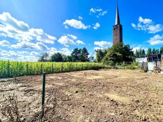 2 ZUIDGERICHTE BOUWGRONDEN voor gesloten bebouwing, genietend van een PRACHTIG ZICHT! GEEN BOUWVERPLICHTING, MOOIE PERCEELBREEDTES. INFO: IMMO BEGUIN: 0486/606 600