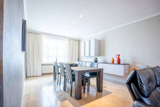 Op zoek naar jouw eerste woning of een interessante investering? Dan is deze instapklare woning precies wat je zoekt.<br /><br />Deze verzorgde rijwoning beschikt over 3 slaapkamers, een zuidwest georiënteerde tuin, aparte garage en zonnepanelen. Bovendien is de woning doorheen de jaren goed onderhouden en gelegen in een rustige, kindvriendelijke straat.<br /><br />Troeven:<br />Zonnepanelen<br />Zuidwest georiënteerde tuin<br />Garage en kelder<br />3 slaapkamers<br />PVC rolluiken<br />Vrij vanaf november 2026<br /><br />Interesse? Schrijf je in voor het lanceermoment op woensdag 22 april en ontvang jouw persoonlijk tijdslot, samen met het volledige verkoopdossier. <br />De geadverteerde prijs is een richtprijs.