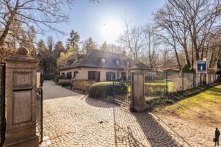 Instapklare gezinsvilla met 5 slaapkamers en verwarmd zwembad op uiterst rustige ligging te Schilde: ideaal voor kangoeroewonen.Deze ruime en...